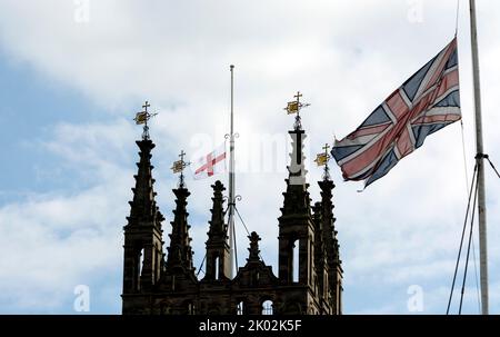 Flaggen am Halbmast auf der St. Mary`s Church und der Shire Hall, die den Tod der Queen, Warwick, Warwickshire, Großbritannien, markieren. September 2022 Stockfoto